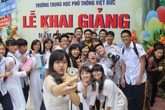 Thầy Bình chụp ảnh lưu niệm cùng học trò. Với thầy, tình cảm của học trò là món quà quý giá nhất. (Ảnh: Lê Minh Sơn.