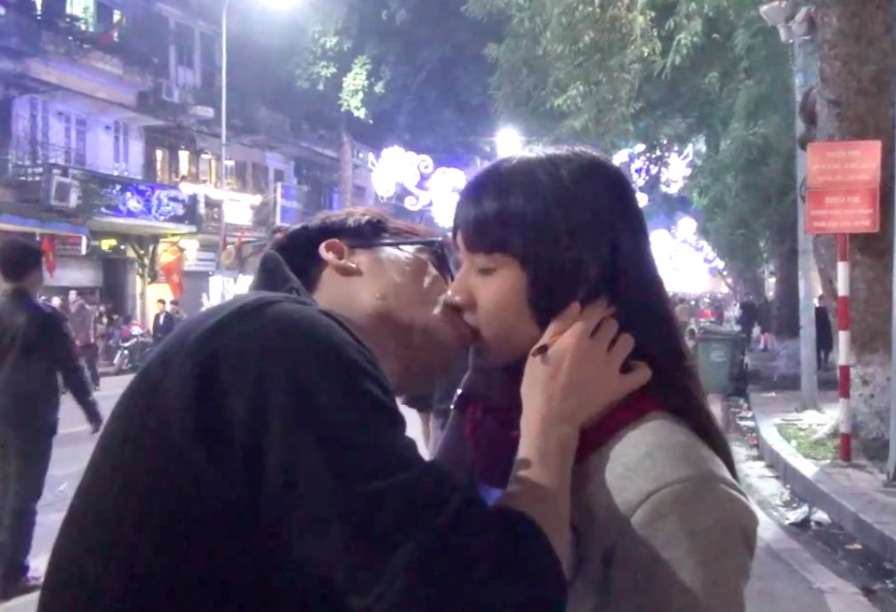 Clip lam ao thuat - Nu hon nam moi hinh anh