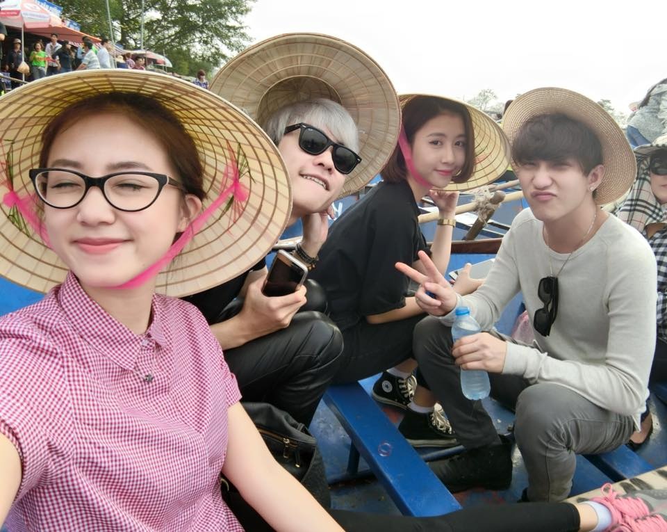 Dan hot girl, hot boy doi non la, deo kinh den di chua Huong hinh anh