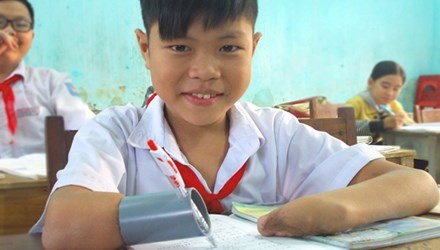 Cau be mat hai tay viet bai bang… ong nhua hinh anh