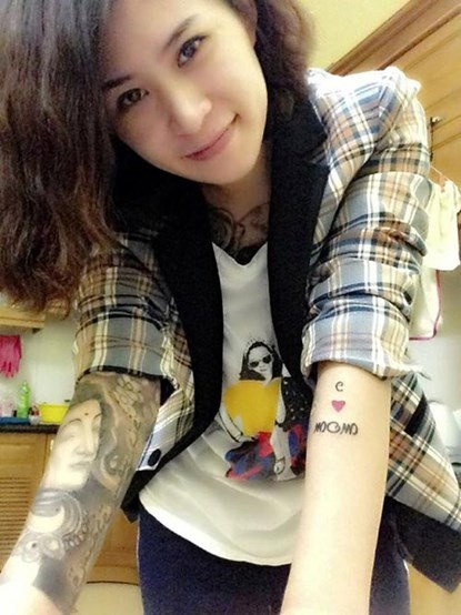 Bức hình chân dung mẹ bên cánh tay phải của cô vẫn còn dang dở.