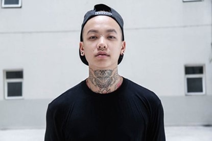 Hình xăm mặt hổ và đôi cánh đại bàng của Hoàng.