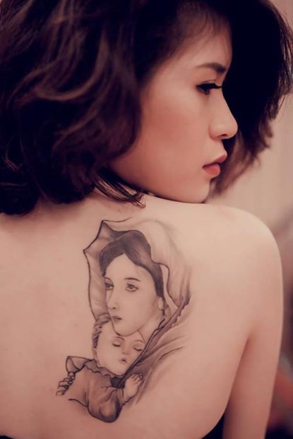 Nhận được tin dữ mẹ mắc bệnh ung thư, cô gái quyết định xăm hình Đức Mẹ để mong mẹ được bình an.