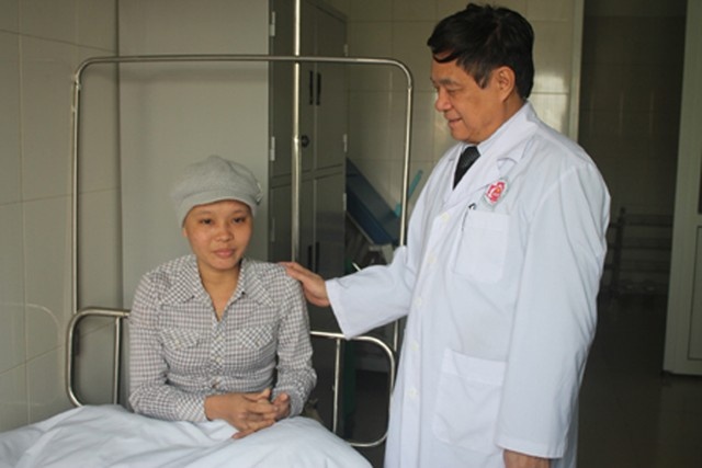 Hanh phuc cua co gai thoat ung thu nho ghep te bao goc hinh anh