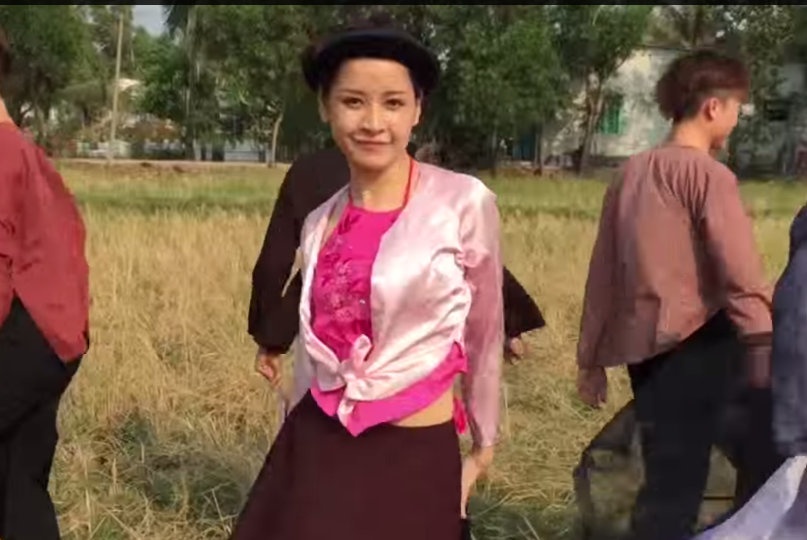 Chi Pu mac trang phuc dan toc nhay vu dieu cong chieng hinh anh