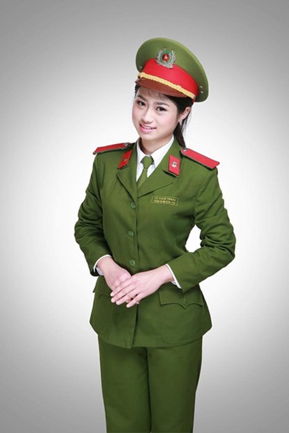 Thùy Trang dịu dàng, nữ tính trong bộ cảnh phục.