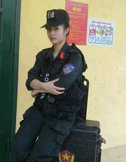 Vẻ lạnh lùng, nghiêm trang trong bộ cảnh phục giúp Hương trở nên cuốn hút hơn.