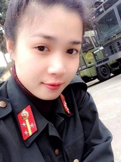 Hiện tại, Hương đã được phong cấp hàm Thượng úy.