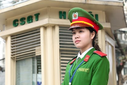 Công Hồng Nhung điều tiếp giao thông trên tuyến phố Hà Nội trong bộ cảnh phục màu xanh thu hút mọi ánh nhìn.