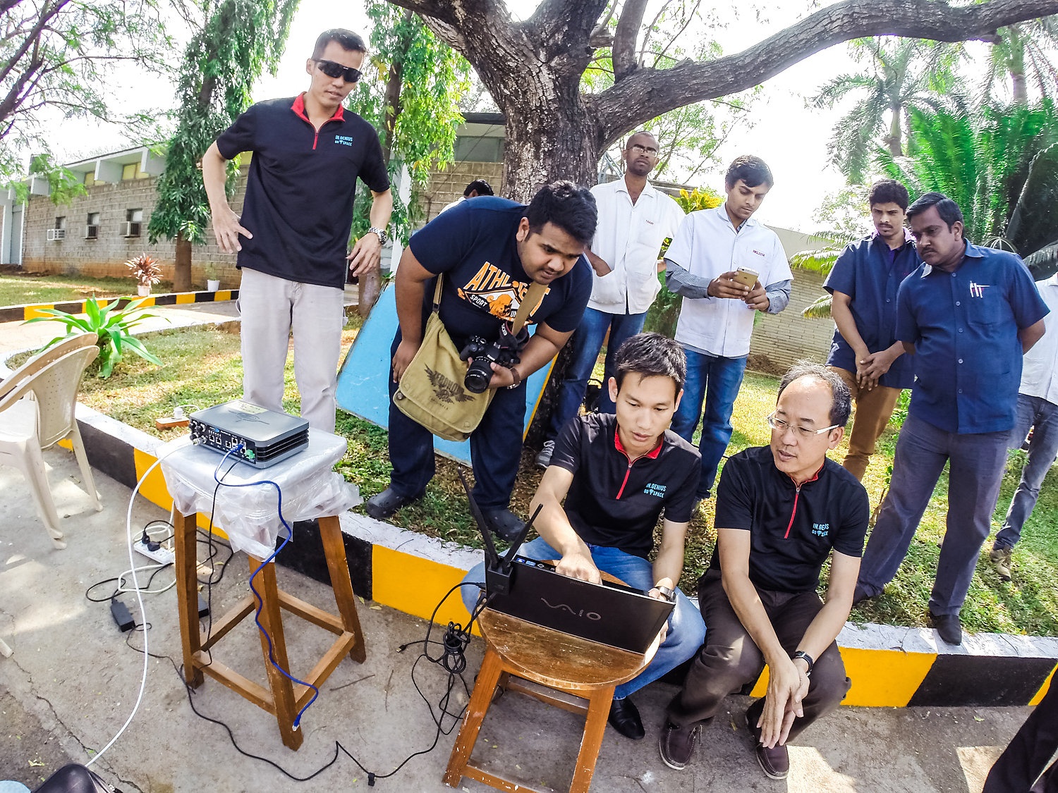 Phạm Gia Vinh (điều khiển máy tính) và các nhà khoa học Ấn Độ trong lần bay thử nghiệm tại Ấn Độ .