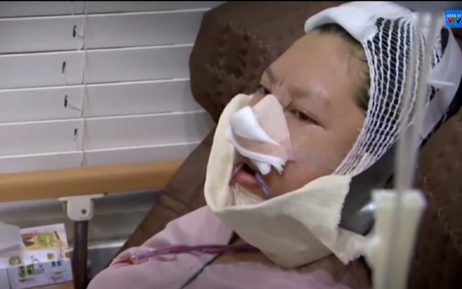 Clip phau thuat tham my tai Han Quoc cua Thuy Linh hinh anh