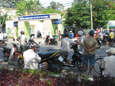 Dien tien moi vu viec hoc tro danh ban o Tra Vinh hinh anh