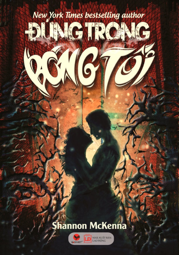 Bìa cuốn Đứng trong bóng tối, có giá 122.000 đồng.