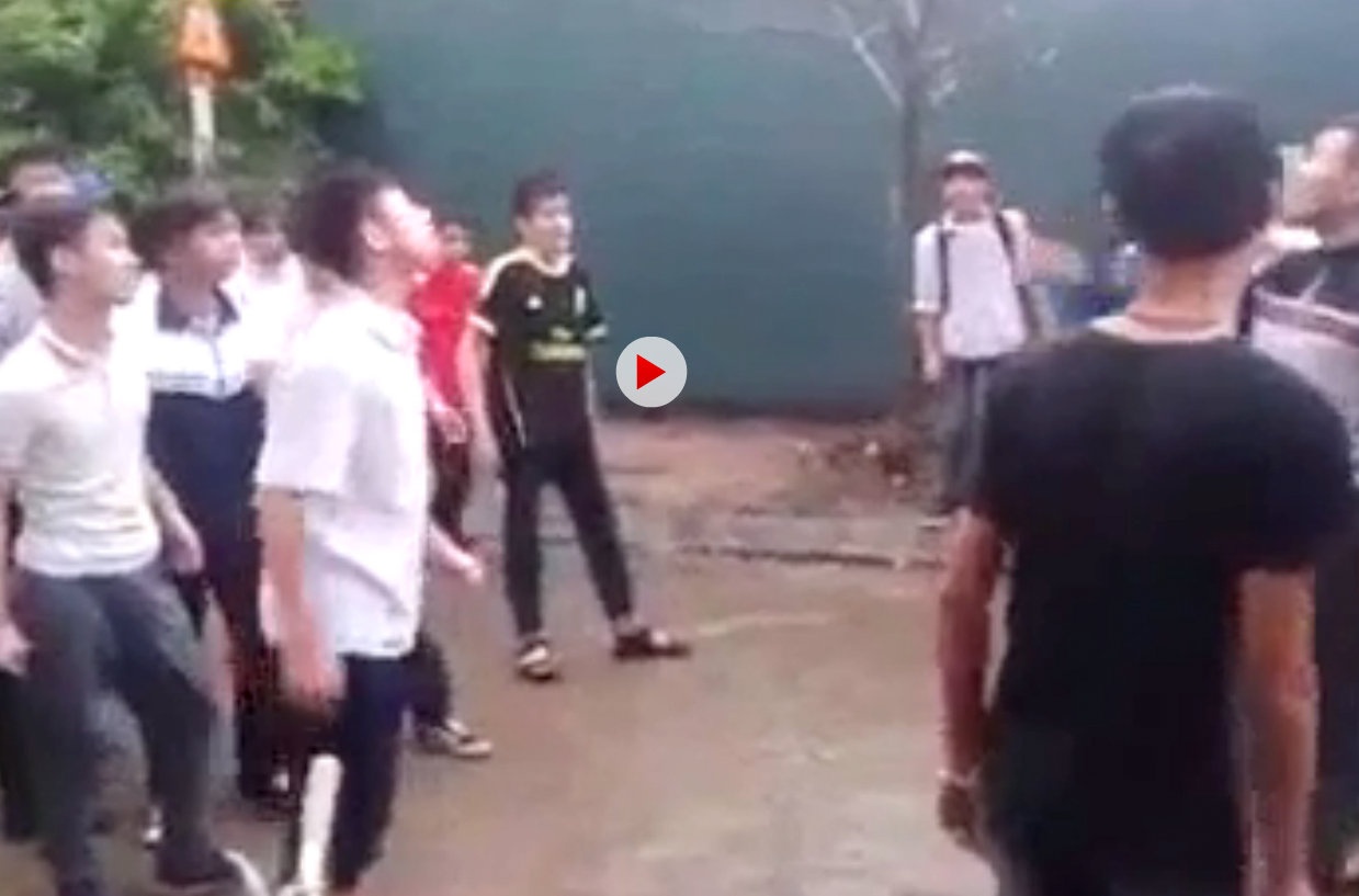 Clip hang chuc nam sinh danh nhau  tai Ha Noi hinh anh