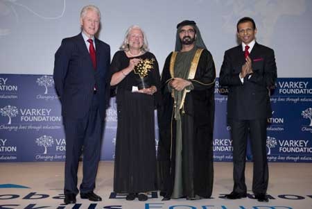 Cô Nancie Atwell nhận giải thưởng từ cựu Tổng thống Bill Clinton.