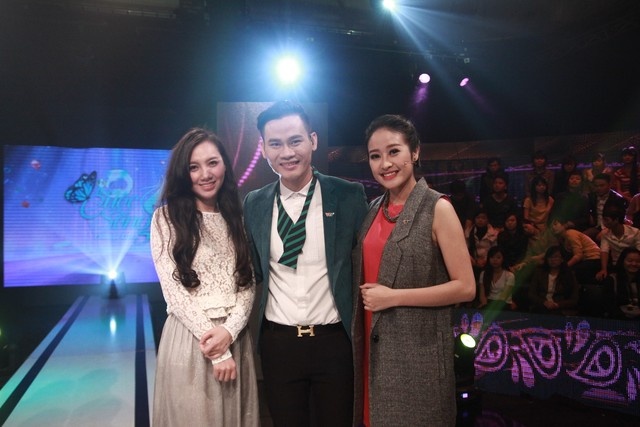 MC Phí Linh chụp cùng MC Minh Hà và MC Hồng Phúc.