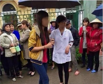Nữ sinh N (bên trái) được xác định là người mẹ đã vứt con sau khi sinh. Ảnh: TL.