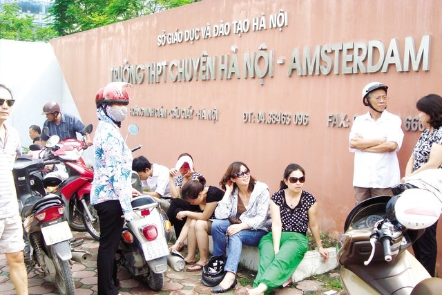 Cam thi vao lop 6: PGS Van Nhu Cuong lo do cong truong hinh anh