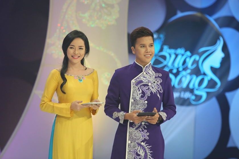 Co gai noi tieng nho tham my lam MC tren song truc tiep hinh anh