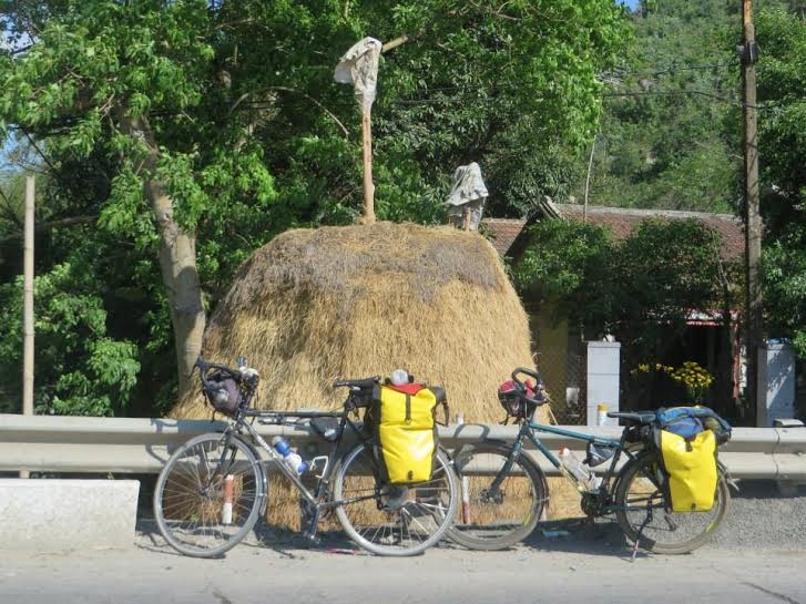 Chị Kim Ngân và anh Simon quyết định đạp xe hơn 15,000km từ TP Hồ Chí Minh, qua 11 quốc gia để đến với Paris.