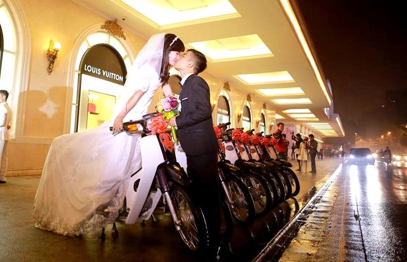 Anh cuoi ben dan xe Dream cua cap doi 9X Hoa Binh hinh anh