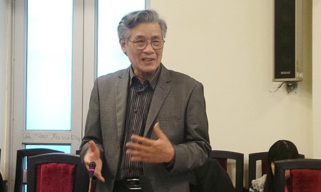 PGS.TS Mạc Văn Trang phát biểu tại tọa đàm. (Ảnh: Văn Chung).