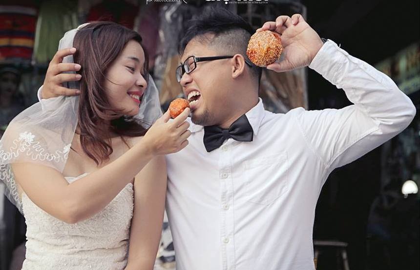 Dù lớn tuổi, chú rể vẫn tạo dáng nghịch ngợm trong nhiều bức ảnh.