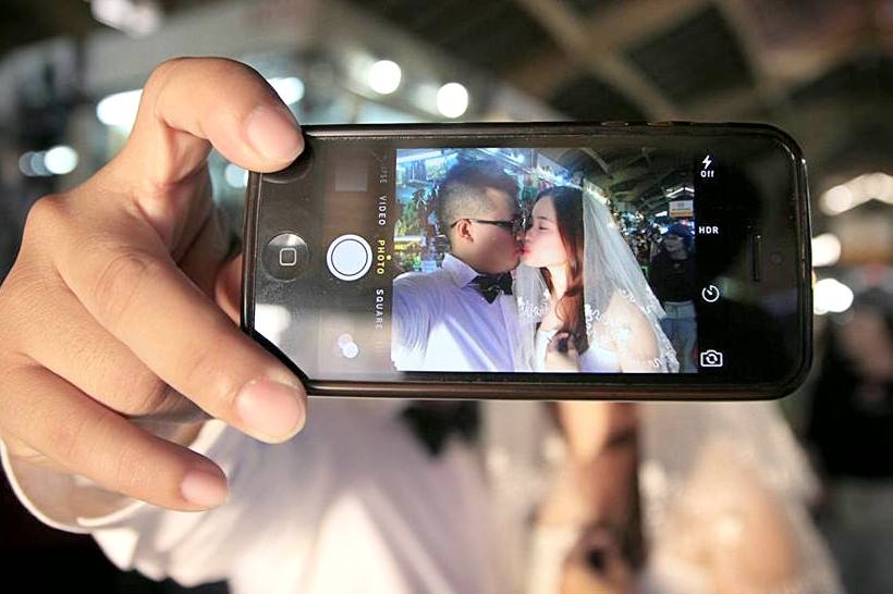 Giây phút lãng mạn của Hải Luân và Tuyết Anh. Cặp đôi dự định tổ chức đám cưới vào cuối năm nay, sau khi hoàn thành bộ ảnh cưới tại 4 điểm cực của Tổ quốc.