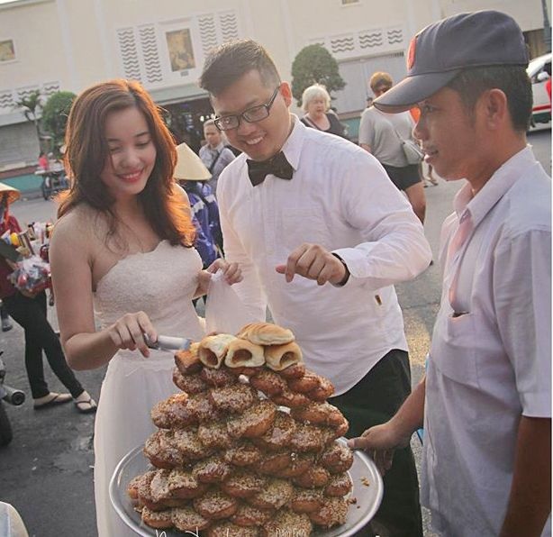 Sau một thời gian yêu nhau, Hải Luân và Tuyết Anh quyết định tổ chức đám cưới.