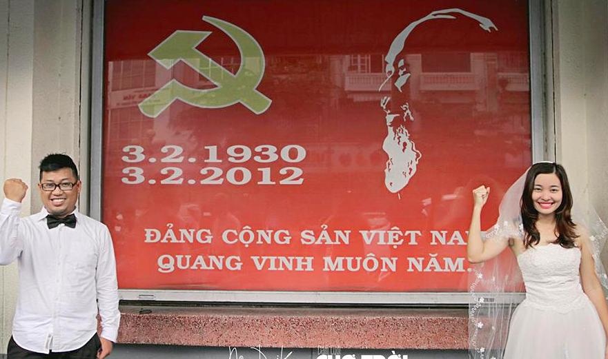 Cả hai cùng giơ khẩu hiệu quyết tâm.