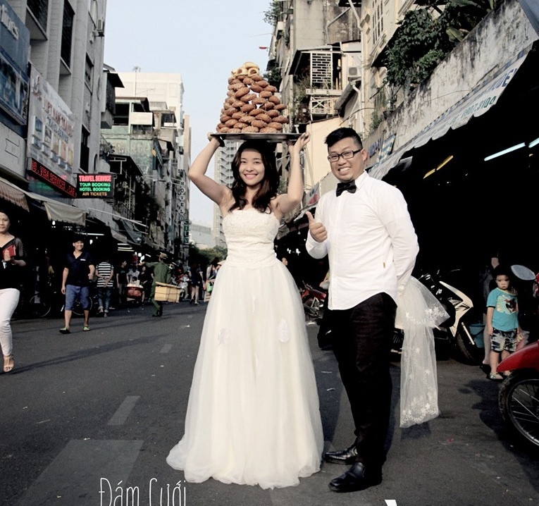 Chú rể Nguyễn Hải Luân (sinh năm 1984) và cô dâu Thái Tuyết Anh (sinh năm 1989) sống tại TP HCM, cùng làm ngành du lịch. Bộ ảnh cưới của cặp đôi được thực hiện tại khu chợ Bến Thành nổi tiếng.