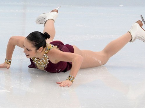 Clip vui nhung noi so hai cua con gai khi truot nga hinh anh