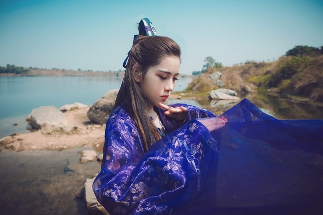 Cô từng được cộng đồng mạng mệnh danh Lý Mạc Sầu phiên bản Việt.