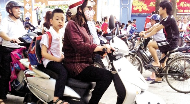 Hoc sinh khong doi mu bao hiem, giao vien chiu trach nhiem? hinh anh