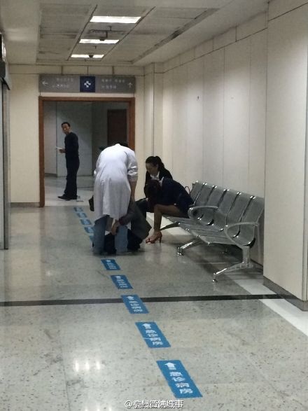 Người mẹ suy sụp sau cái chết của con gái. Ảnh: WEIBO.