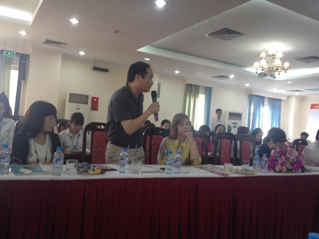 Anh Tuệ, một phụ huynh có con trai mắc chứng tự kỷ chia sẻ trong hội thảo.