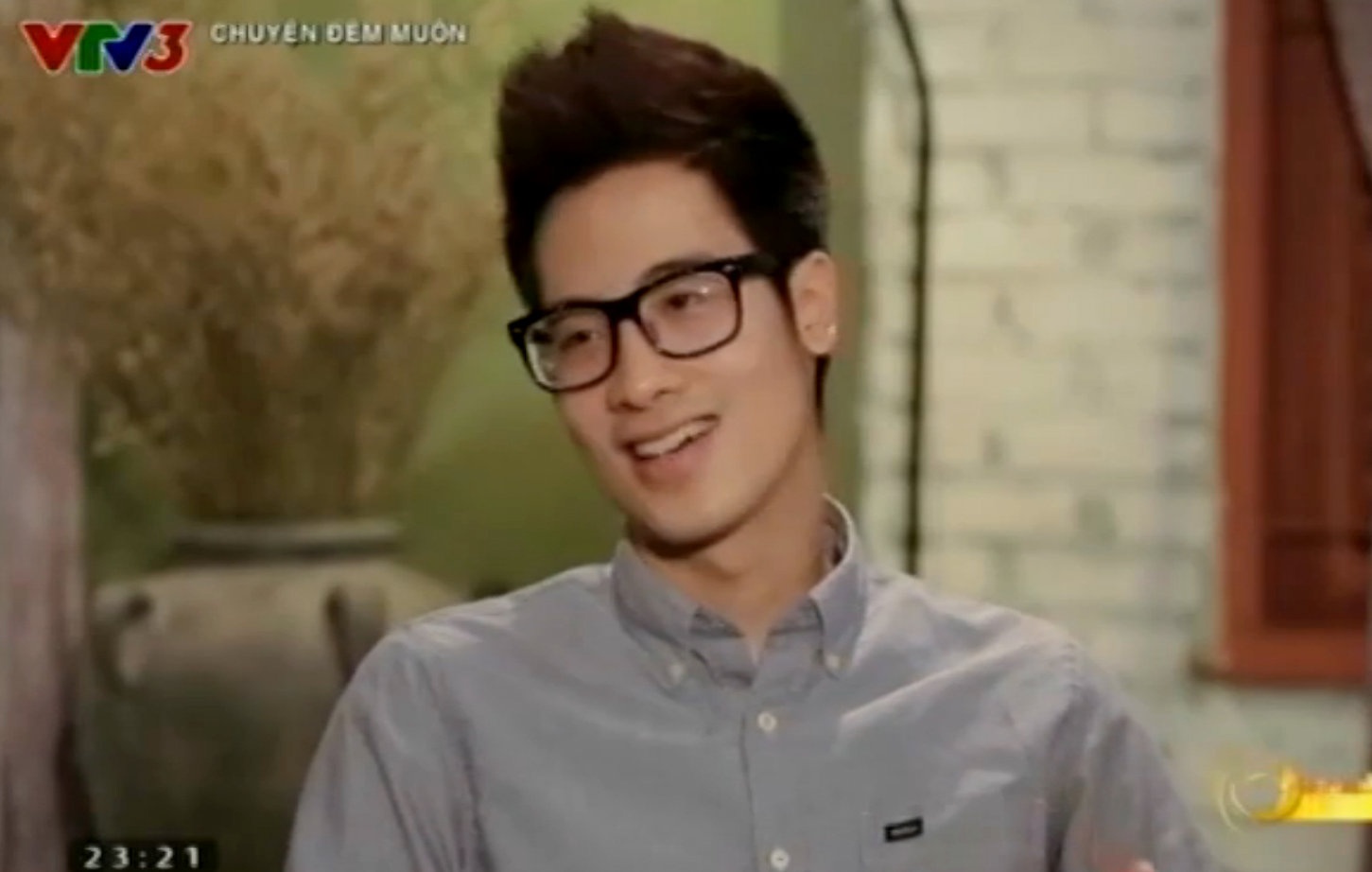 Clip JVevermind ban luan ve thoi quen check - in sang chanh hinh anh