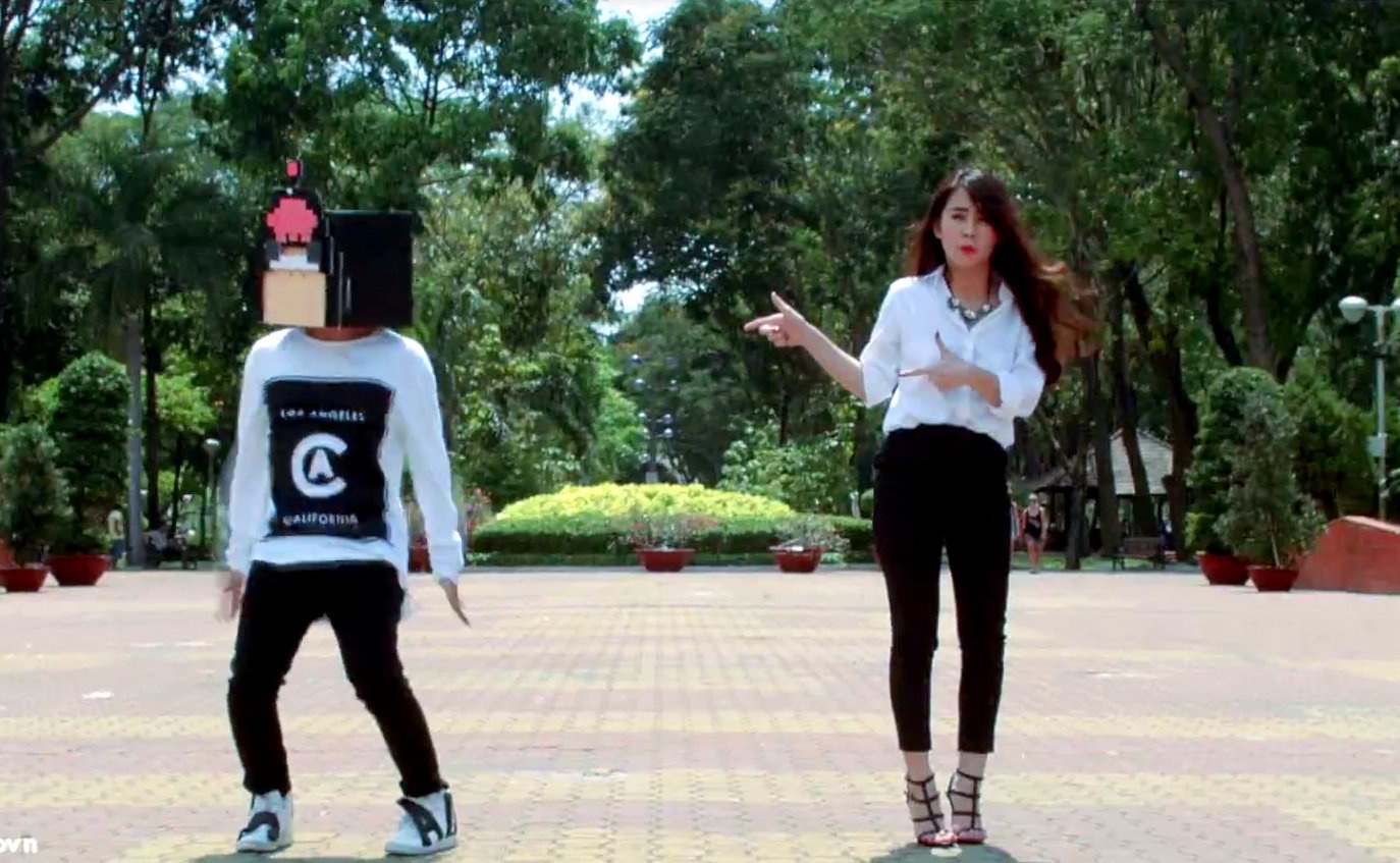 Clip Ngoc Thao cung chang trai giau mat nhay tren pho hinh anh