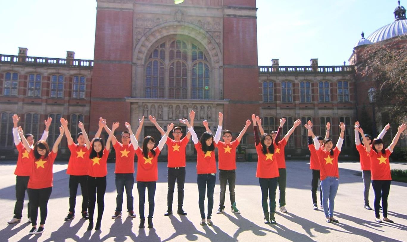 Du hoc sinh Viet lam clip huong ve To quoc 30/4 hinh anh