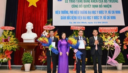 Bộ trưởng Y tế Nguyễn Thị Kim Tiến chúc mừng các tân lãnh đạo tại Bệnh viện và Đại học Y Dược TP.HCM.