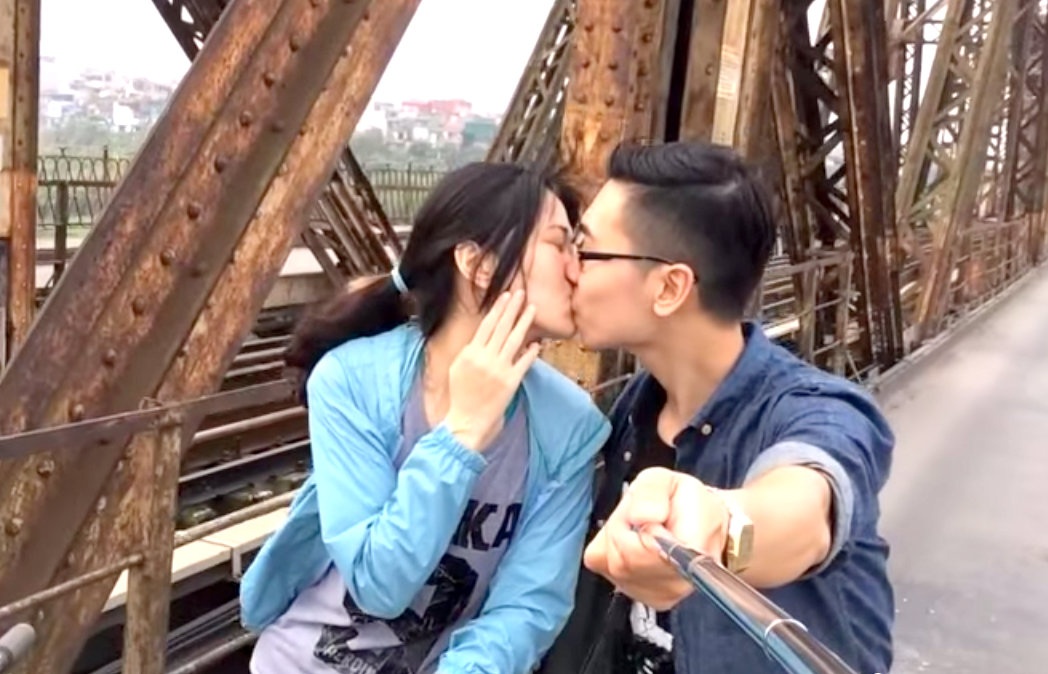 Clip cap doi hon nhau khap Ha Noi hinh anh