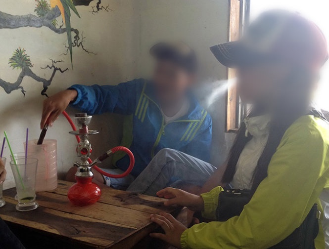 Một nhóm học sinh đang hút shisha tại quán Trà chanh N. - Ảnh: Tr.Tân - T.Hải.
