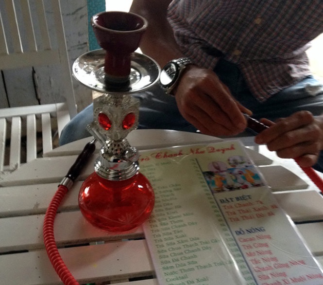 Một bạn trẻ đang hút shisha tại quán Trà chanh N. - Ảnh: T.Hải