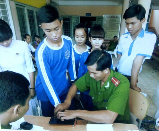 Cán bộ Phòng cảnh sát quản lý hành chính về trật tự xã hội Công an tỉnh Bạc Liêu làm thủ tục cấp giấy cmND cho học sinh - Ảnh: N.Hân.