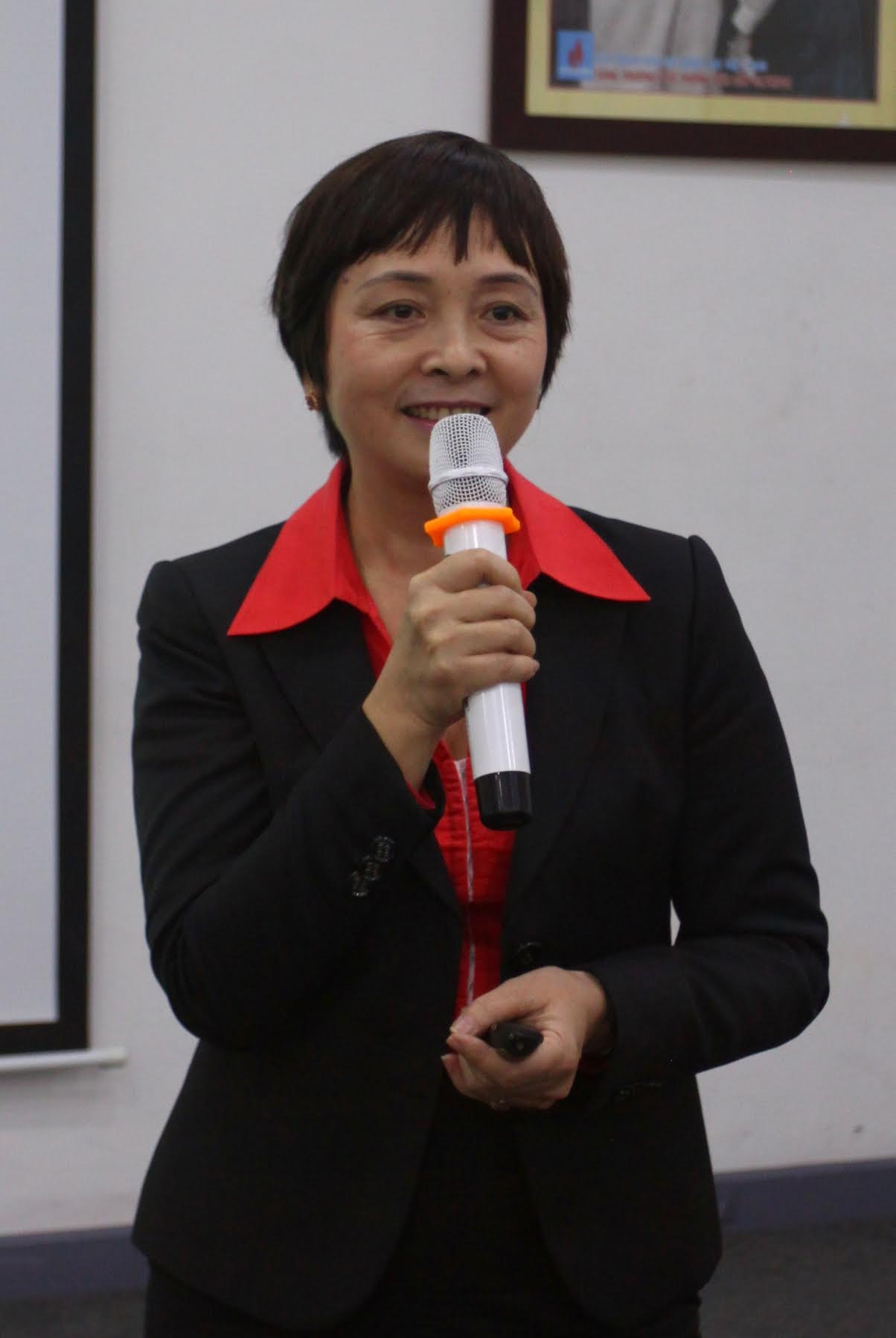 “Thay vì dạy chúng học thuộc lòng, chúng tôi dạy tại sao phải học bài đó, áp dụng được gì trong cuộc sống. Hiểu bản chất thì học sinh sẽ tự làm ra kiến thức” - Nhà giáo Vũ Thị Diệu Lý.