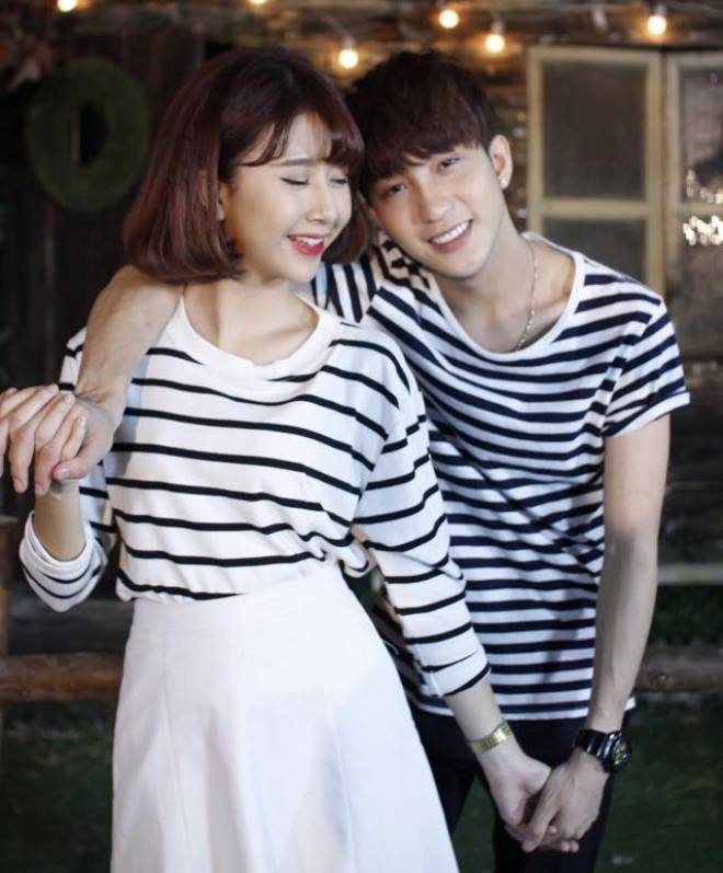 Cả hai mặc áo đôi, tay trong tay hạnh phúc.