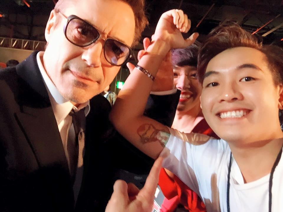 Pho Dac Biet khoe anh chup cung sao 'The Avengers' hinh anh