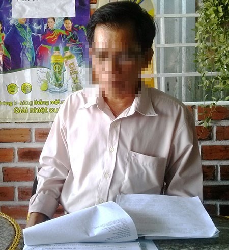 Thầy giáo PCL bức xúc trình bày được hướng dẫn khai hưởng trợ cấp nhiều lần nhưng lại bị lọt khỏi danh sách chi trả. Ảnh: GIA TUỆ