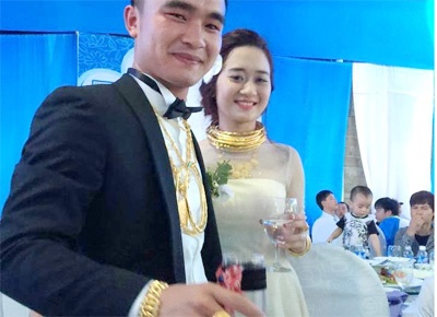 Chuyen tinh tan hop cua cap doi deo nhieu vang trong le cuoi hinh anh