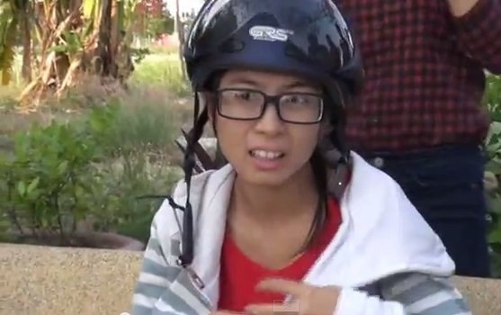 Vẻ mặt hốt hoảng của cô gái khi bị